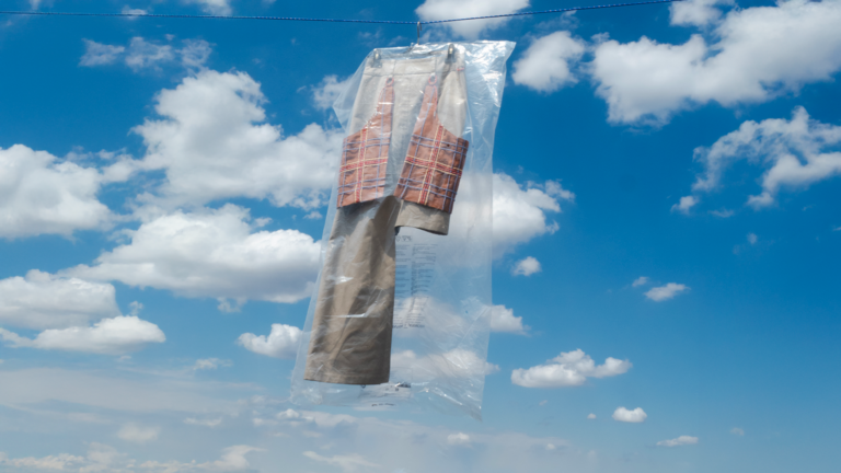 Pantalone Shirotsu sospeso nel vuoto con il cielo sullo sfondo, fotografia concettuale della campagna realizzata da Senza Futuro Studio